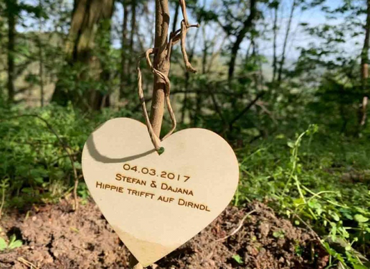 Ein Holzherz aus einer Baumpatenschaft von Forstfreunde mit persönlicher Widmung.