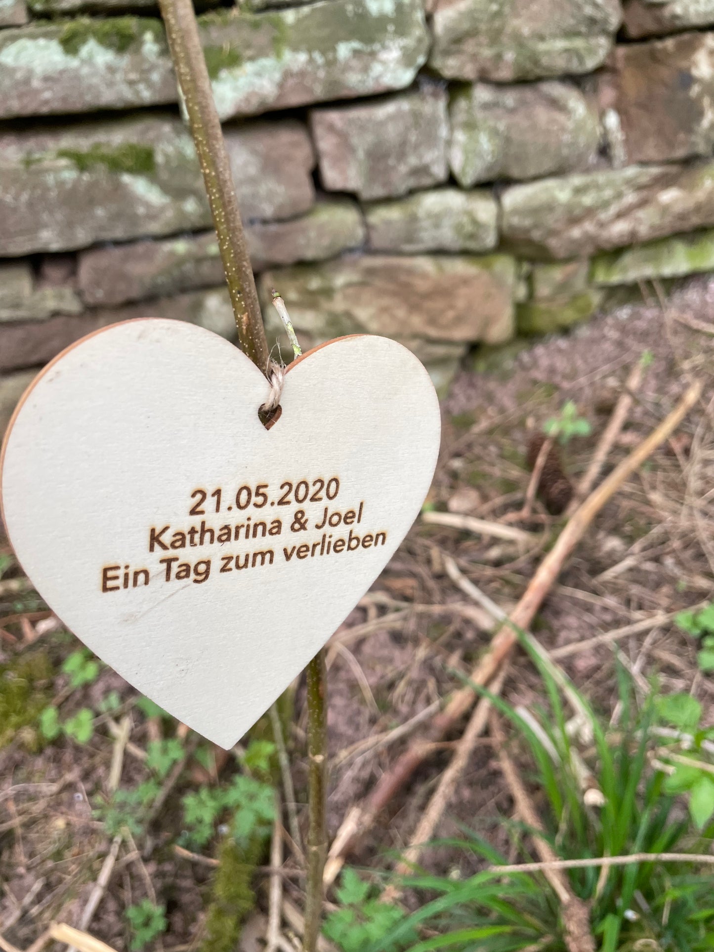 Ein Holzherz aus einer Baumpatenschaft von Forstfreunde mit persönlicher Widmung.
