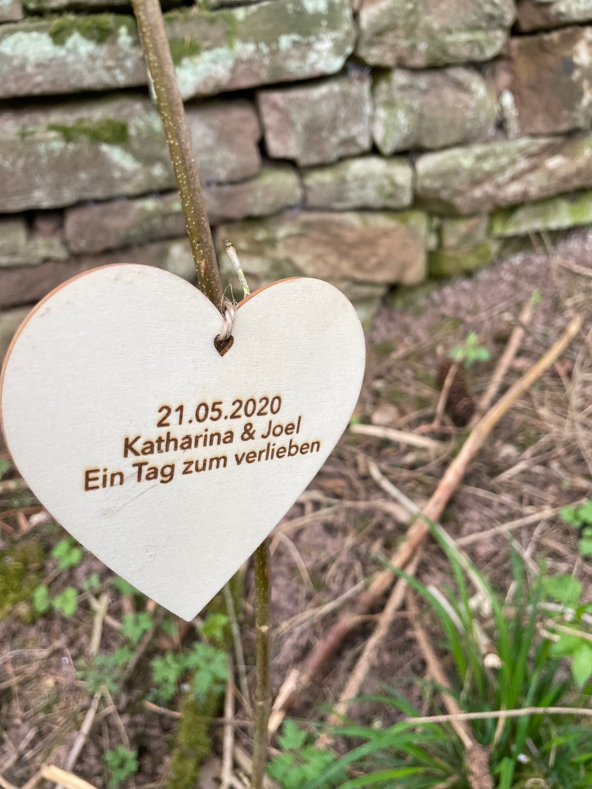 Ein Holzherz aus einer Baumpatenschaft von Forstfreunde mit persönlicher Widmung.