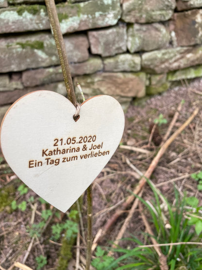 Ein Holzherz aus einer Baumpatenschaft von Forstfreunde mit persönlicher Widmung.