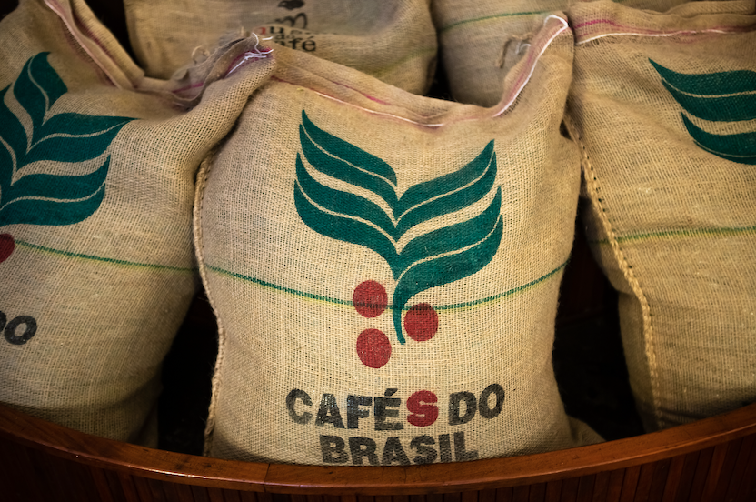 Mehrere Kaffeesäcke in Brasilien werden mit rohem Arabica-Kaffee für die Forstfreunde Kaffeepatenschaft gefüllt.